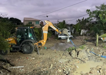 O bairro de Nova Iguaçu é inundado devido à ruptura da adutora