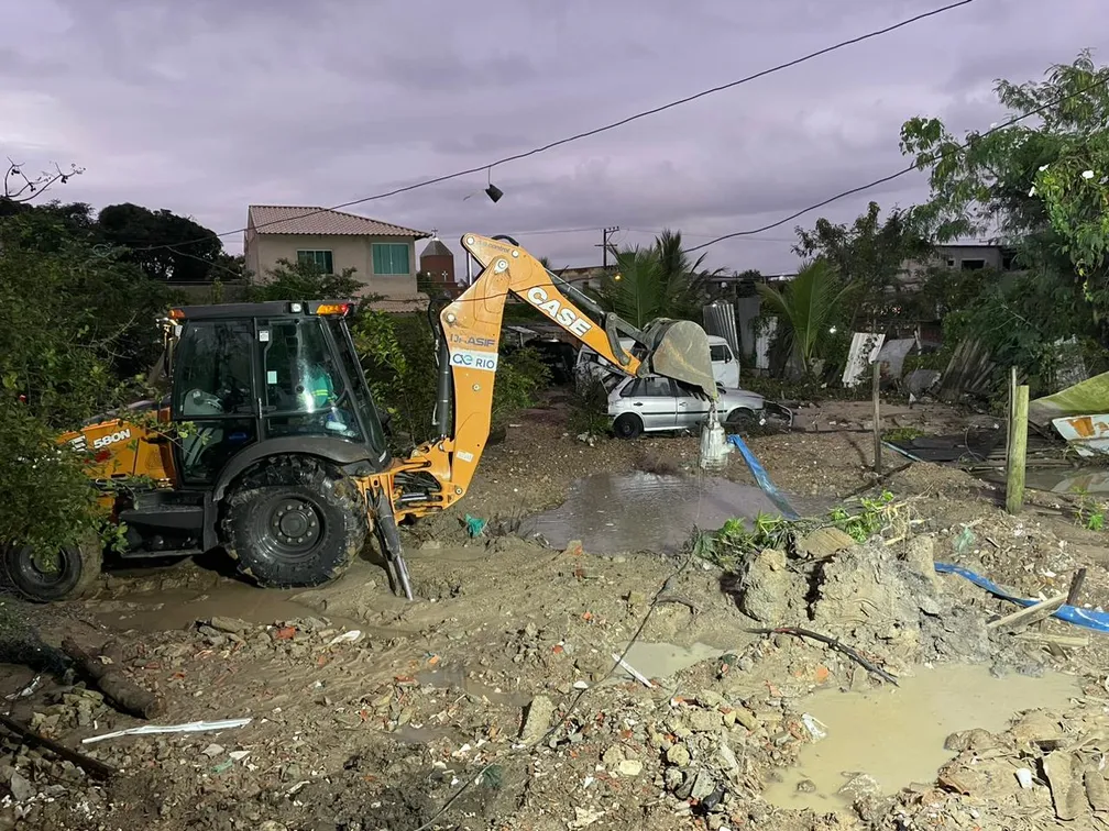 O bairro de Nova Iguaçu é inundado devido à ruptura da adutora