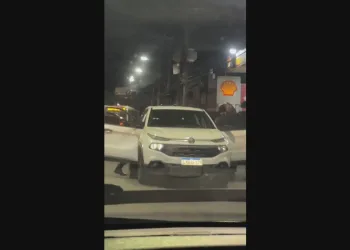 Dois indivíduos ficam feridos após ocorrência de roubo de veículo seguida por perseguição e tiroteio na Zona Oeste