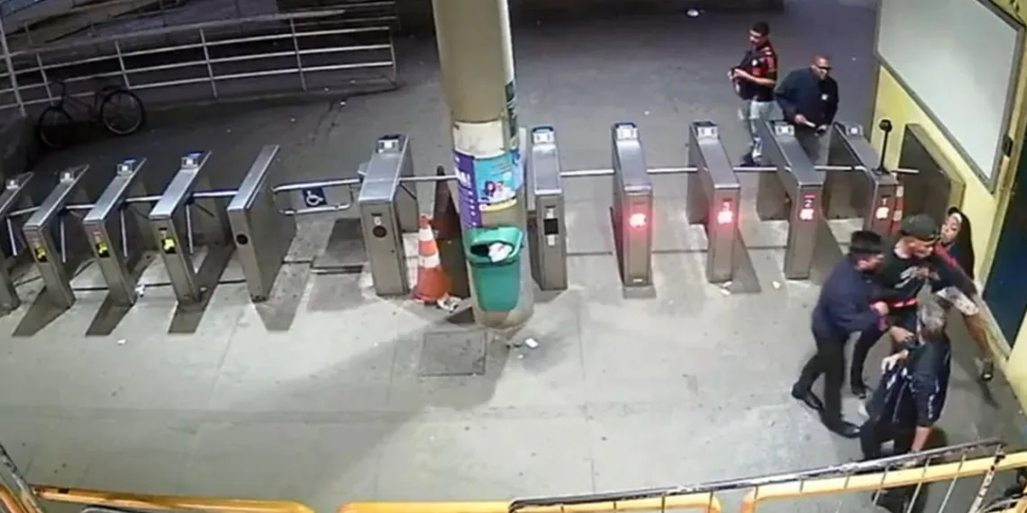 Homem é preso em terminal de BRT após danificar catraca e porta da bilheteria