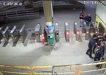 Homem é preso em terminal de BRT após danificar catraca e porta da bilheteria