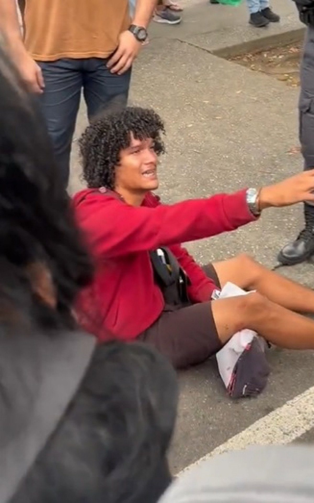 Vendedor ambulante é baleado na perna em frente a shopping no Rio