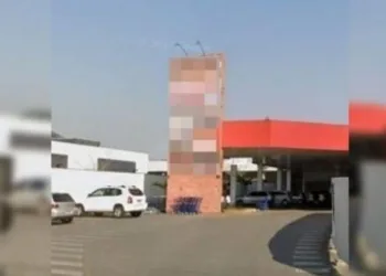 Casal é flagrado fazendo sexo em lixeira de mercado