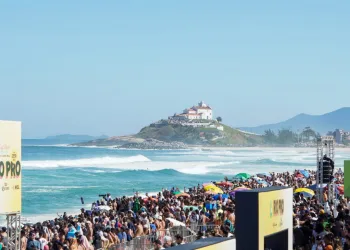 Projeto social leva estudantes de escolas públicas do Rio para o Mundial de Surfe
