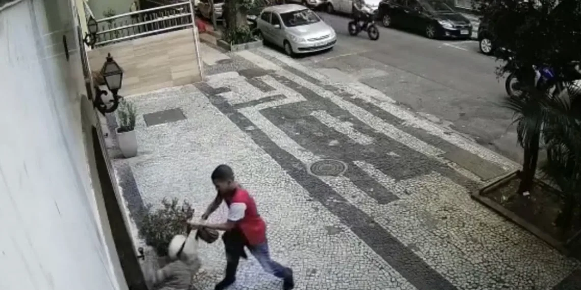 Idosa é assaltada e agredida em portaria de prédio no Rio