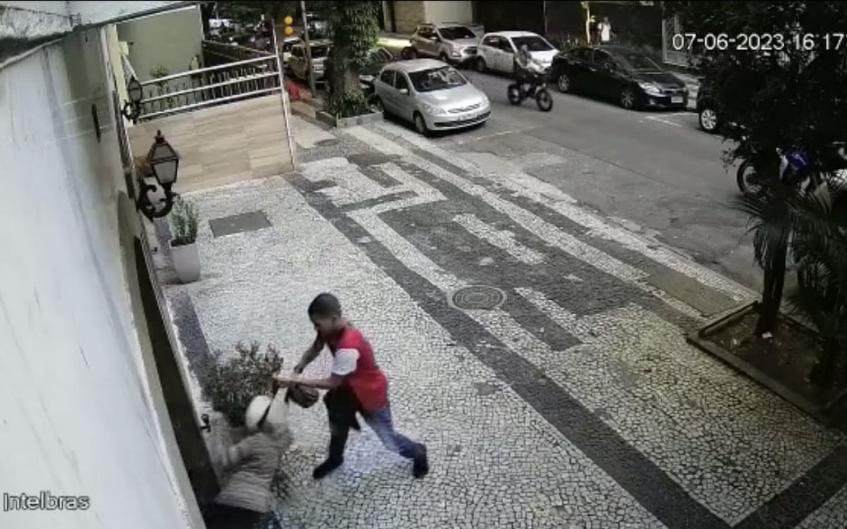 Idosa é assaltada e agredida em portaria de prédio no Rio