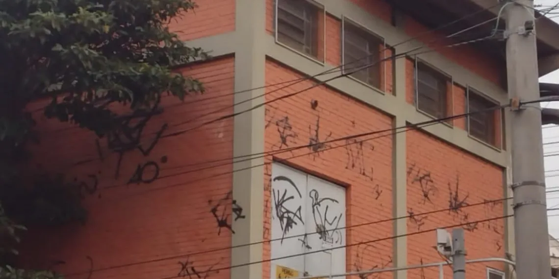 Homem é preso após arrombar contêiner da SuperVia e roubar cabos, prejudicando serviços ferroviários