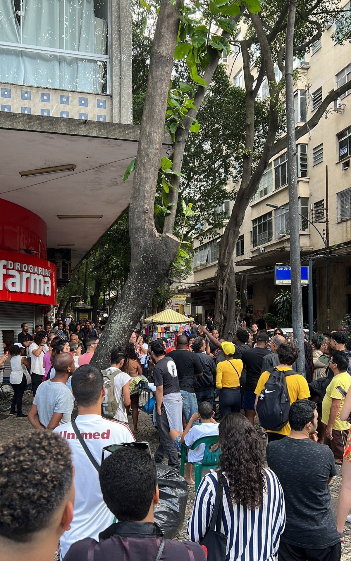 Homem é preso por suspeita de racismo durante tumulto no Rio