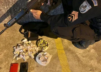 Mulheres são presas suspeitas de tráfico de drogas no Rio