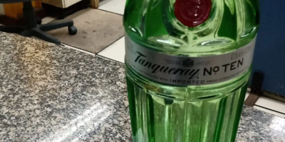 Mulher é presa por furtar garrafa de gim no supermercado