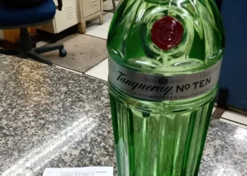 Mulher é presa por furtar garrafa de gim no supermercado