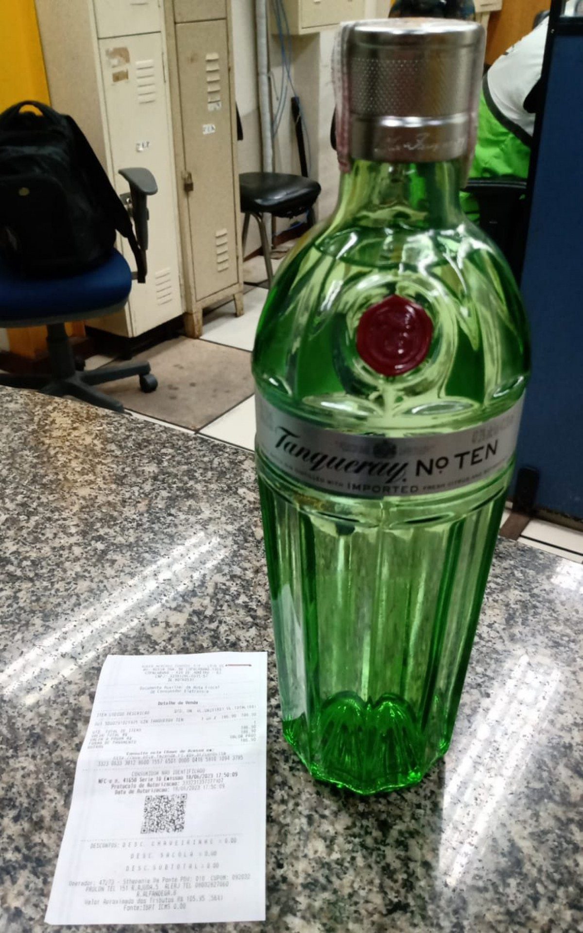 Mulher é presa por furtar garrafa de gim no supermercado