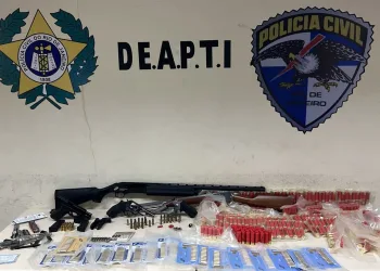Homem é preso por agredir o próprio pai de 77 anos e posse ilegal de armas