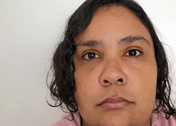 Mulher de 42 anos é presa por aplicar golpes ao se passar por criança autista