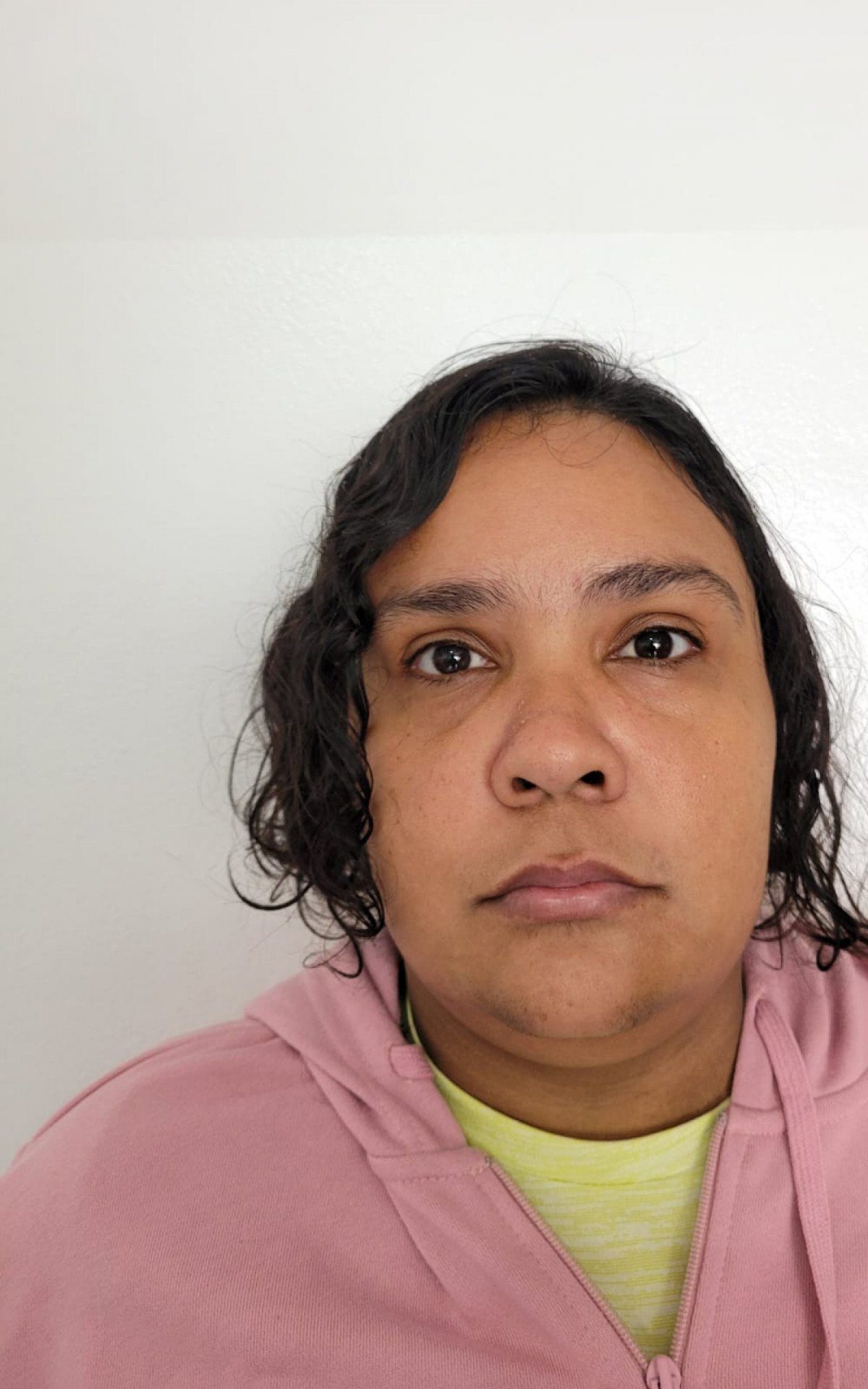 Mulher de 42 anos é presa por aplicar golpes ao se passar por criança autista