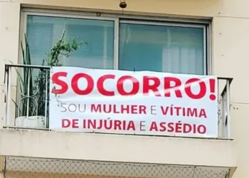 Mulher pede socorro após ser assediada por vizinho e fixa faixa em janela de apartamento