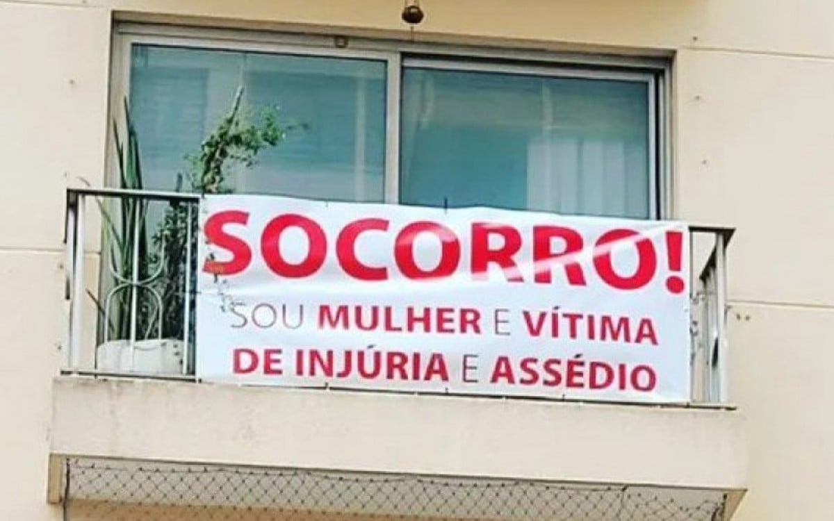 Mulher pede socorro após ser assediada por vizinho e fixa faixa em janela de apartamento