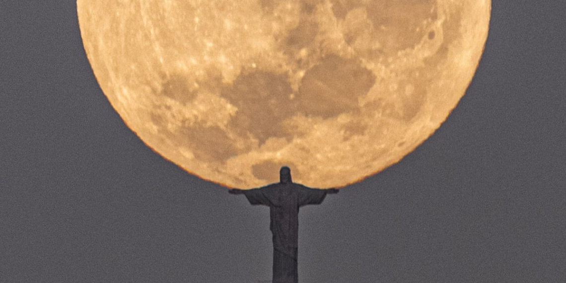 Lua Cheia nos Braços do Cristo Redentor: Um Registro Fotográfico Memorável
