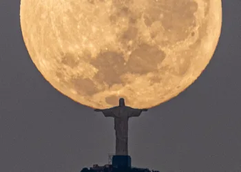 Lua Cheia nos Braços do Cristo Redentor: Um Registro Fotográfico Memorável