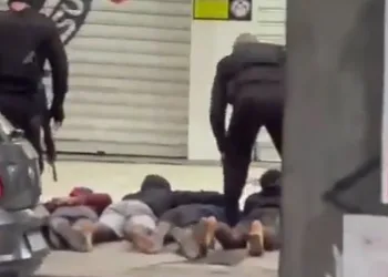 Polícia prende seis criminosos após abordagem a veículo roubado