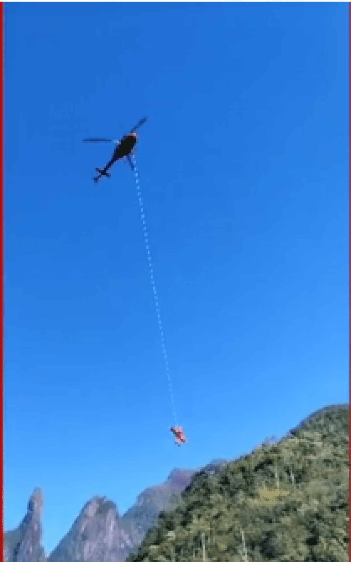 Montanhista resgatado de helicóptero após acidente no pico Dedo de Deus