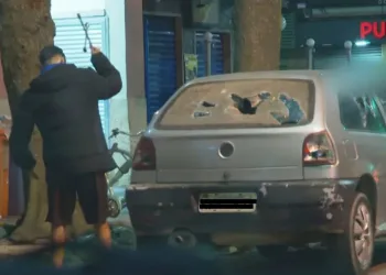 Motorista embriagado atropela ciclista, foge de blitz e destrói próprio carro após prisão