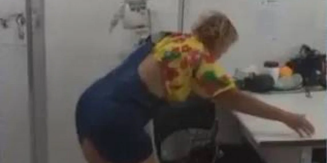 Mulher xinga funcionários de ‘macaco’ e quebra equipamentos de UPA no Rio