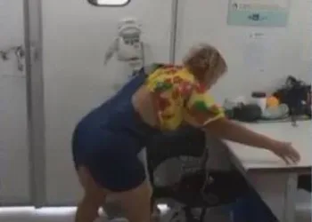 Mulher xinga funcionários de ‘macaco’ e quebra equipamentos de UPA no Rio