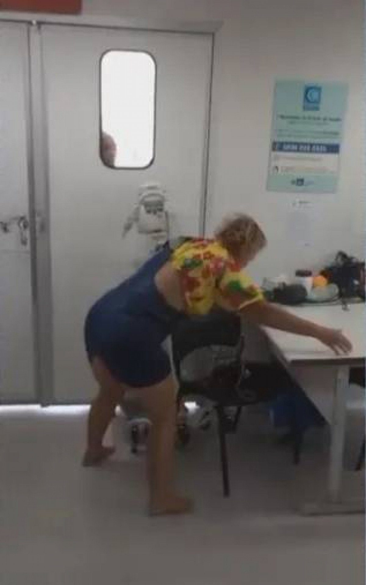 Mulher xinga funcionários de ‘macaco’ e quebra equipamentos de UPA no Rio