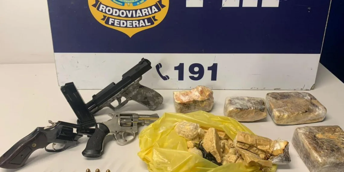 Mulher é presa com armas e drogas em ônibus no Rio