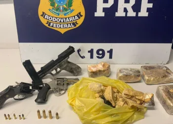 Mulher é presa com armas e drogas em ônibus no Rio