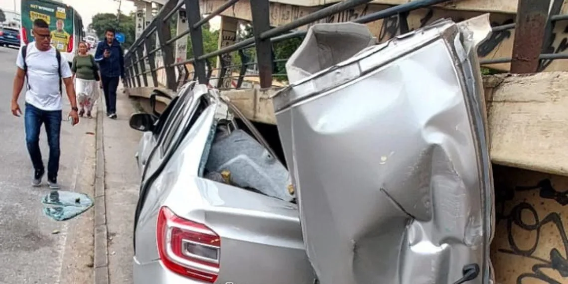 Carro bate e fica preso na passarela e deixa três homens feridos