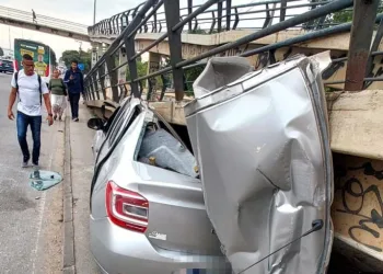 Carro bate e fica preso na passarela e deixa três homens feridos