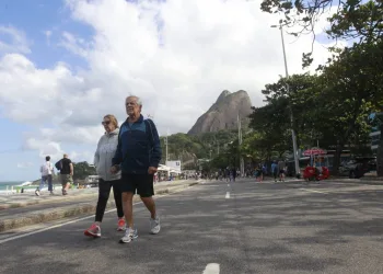 Domingo ensolarado e estável proporciona um dia agradável no Rio de Janeiro