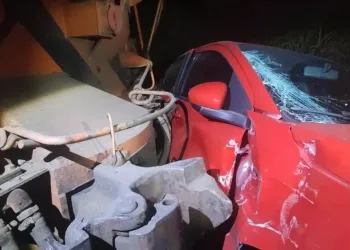 Carro com casal e criança de 7 anos é arrastado por trem