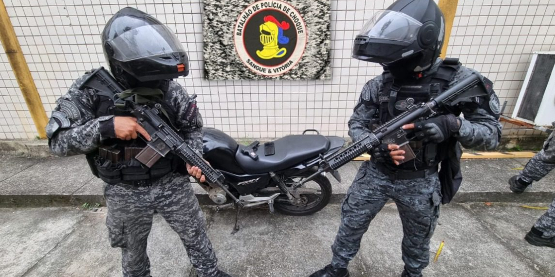 Policiais prenderam dois suspeitos com simulacro de pistola em bairro da Zona Oeste