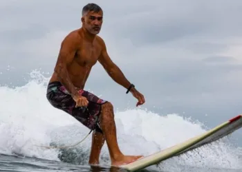 Salva-vidas morre afogado ao passar mal enquanto surfava 