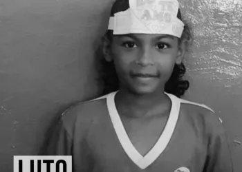 Criança de 7 anos morre ao levar choque elétrico após pegar celular que estava carregando na tomada