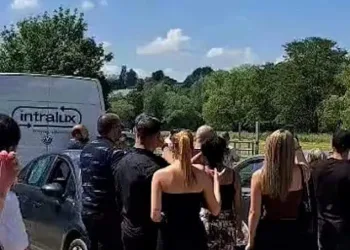 ( video) Pai finge a própria morte e chega no velório de helicóptero para dar uma lição a familia