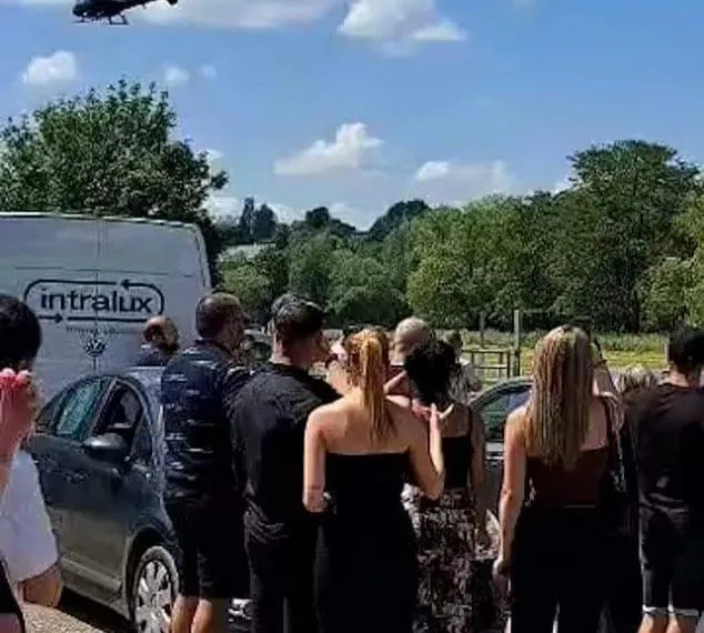 ( video) Pai finge a própria morte e chega no velório de helicóptero para dar uma lição a familia