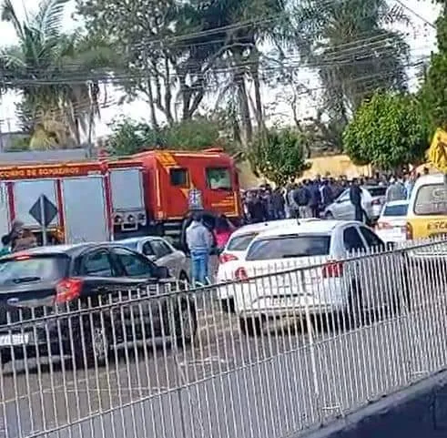 Estudante é morta a tiros em escola e ex-aluno é detido