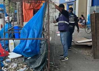 Prefeitura apreende dezenas de barracas e estruturas em ação de ordenamento no Calçadão de Santa Cruz