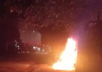 ( vídeos) Incêndio e tiroteio assustam moradores na Zona Oeste nessa noite