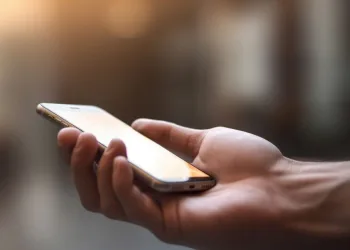 Desvendando o truque para ligar e desligar seu celular sem apertar nenhum botão
