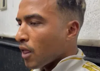 ( video) Homem reage a abordagem e mata policial