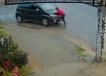 ( imagens fortes) Idosa é atropelada por carro em Campo Grande e motorista foge sem prestar socorro
