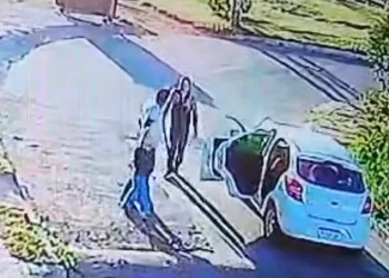 Motorista de aplicativo expulsa criança autista de carro