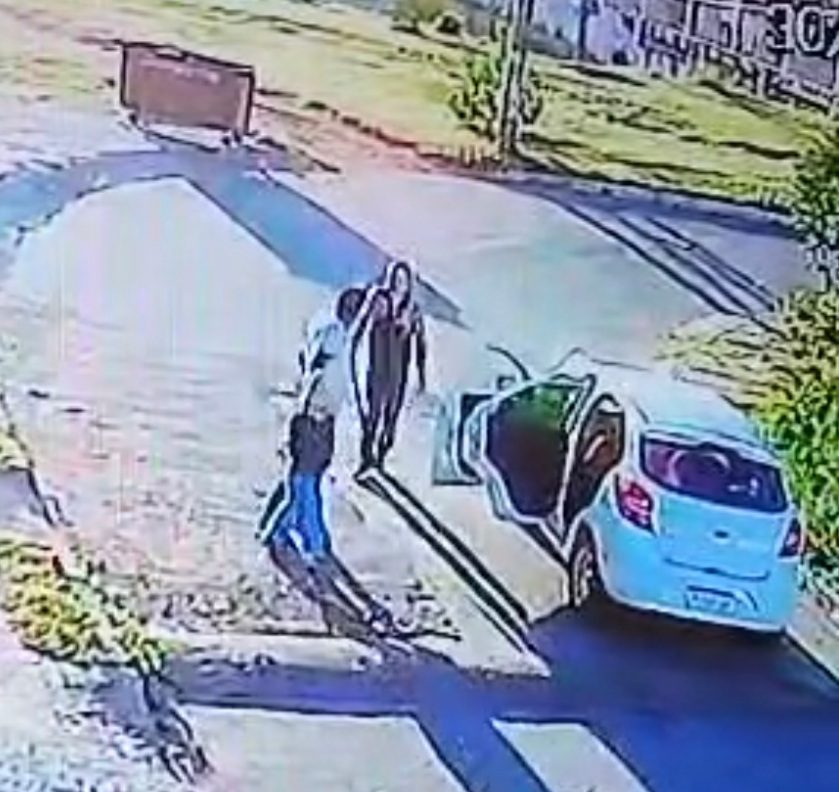 Motorista de aplicativo expulsa criança autista de carro