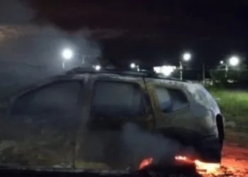 Mulher incendeia carro de homem em ato de ciúmes e é internada em surto no RJ