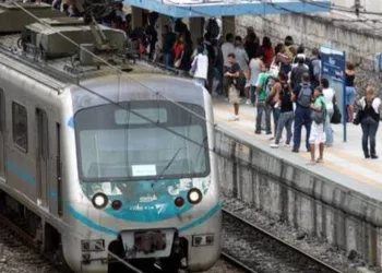 CRIMINOSOS ARMADOS COM FACÕES RENDEM MAQUINISTA E ASSALTAM PASSAGEIRAS DE TREM NO RIO